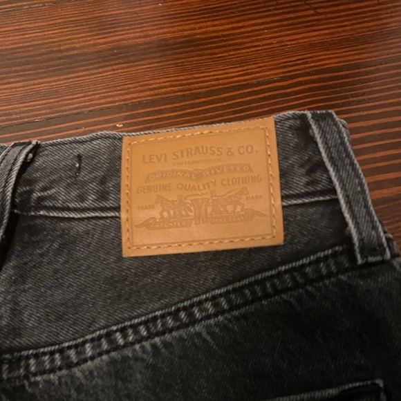 Black Levi’s high waisted jeans - Picture 2 of 4
